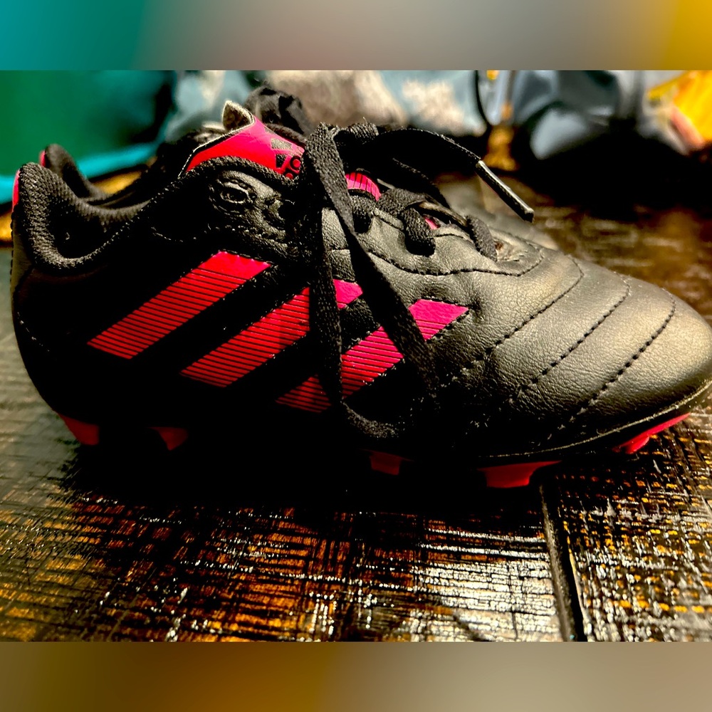 Adidas
Soccer shoes 
Black / Pink 
Size 12 
Girls